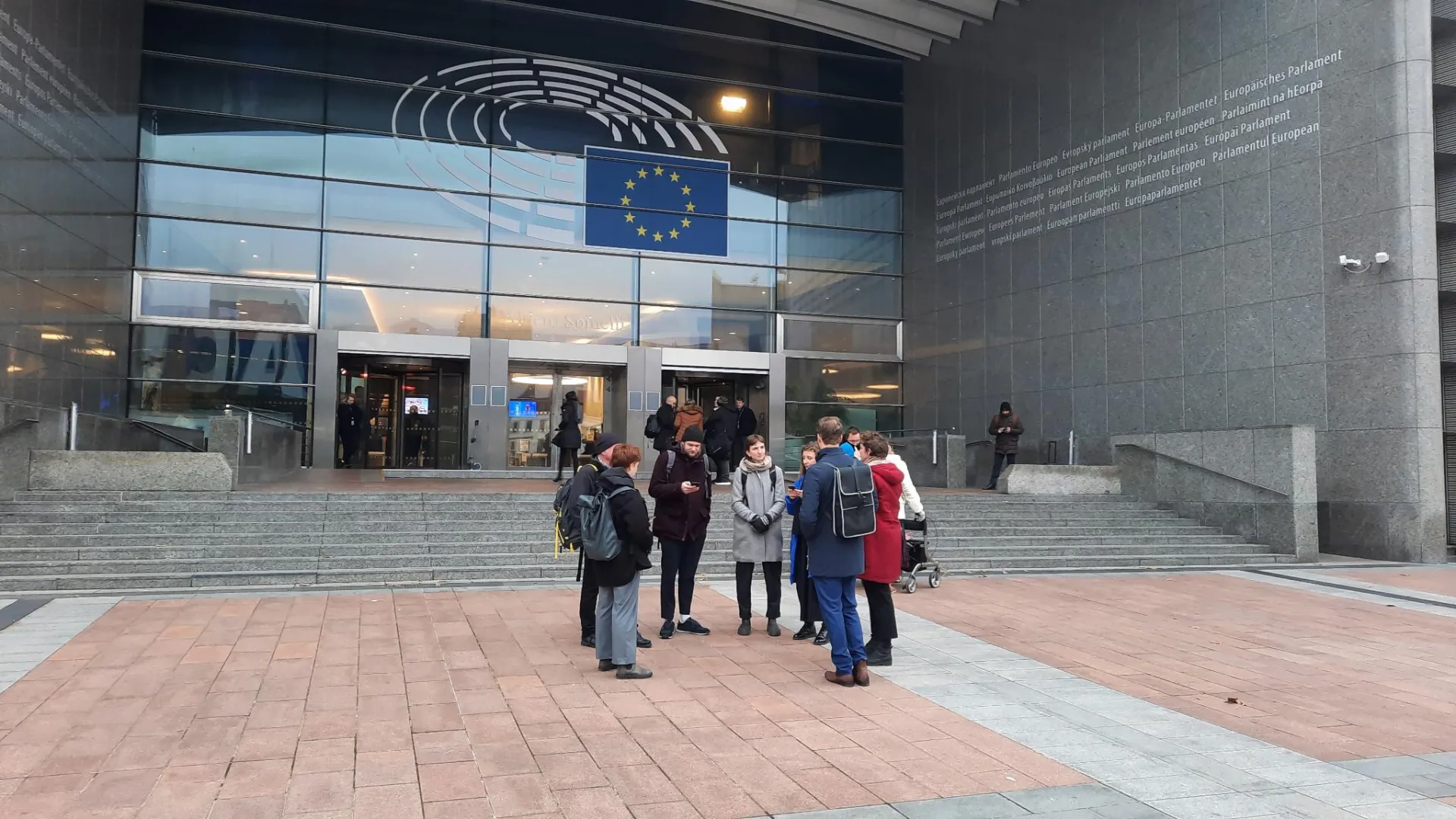 Delegation vor den Treppen zur EU-Kommission